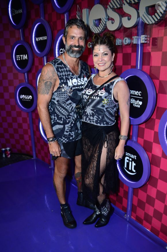 Desfile das Campeãs 2025: com o namorado Iran Malfitano, Bárbara Borges combinou abadá com uma saia preta fendada