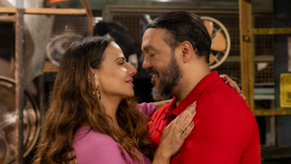 Só os fãs mais atentos perceberam: o erro grotesco da Globo em cena de romance entre personagens de Belo e Viviane Araujo em ‘Três Graças’