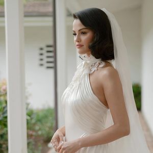 Segundo o Daily Mail, o vestido principal de cetim halter foi assinado por Ralph Lauren