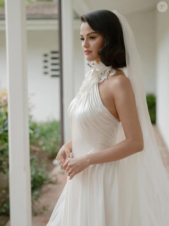 Segundo o Daily Mail, o vestido principal de cetim halter foi assinado por Ralph Lauren