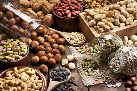 Ômega-3, azeite e nozes: especialista revela os alimentos ricos em gorduras saudáveis que não podem faltar no prato
