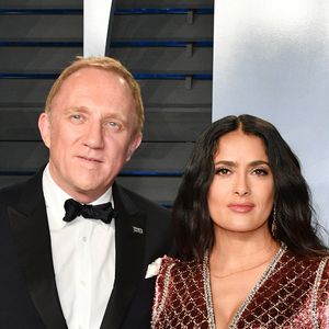 A atriz Salma Hayek é adepta de água de rosas e bruma facial para o rosto, além de manter sempre hidratada a região dos olhos e dos lábios