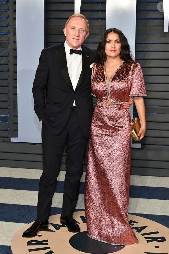 A atriz Salma Hayek é adepta de água de rosas e bruma facial para o rosto, além de manter sempre hidratada a região dos olhos e dos lábios