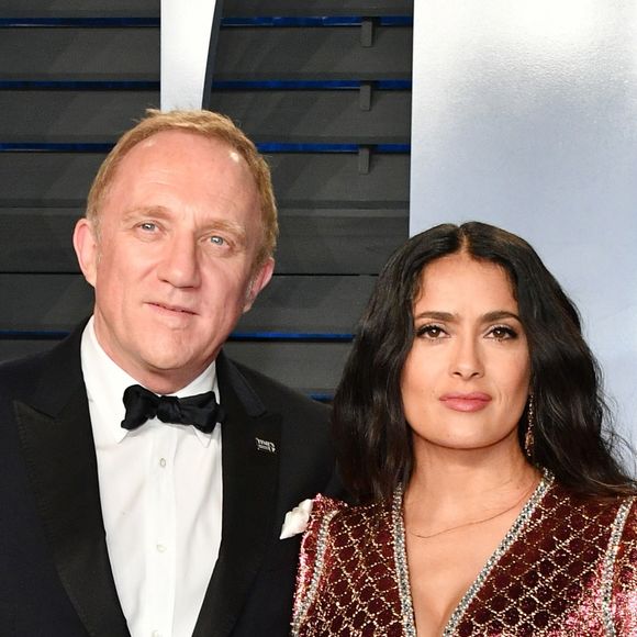 A atriz Salma Hayek é adepta de água de rosas e bruma facial para o rosto, além de manter sempre hidratada a região dos olhos e dos lábios