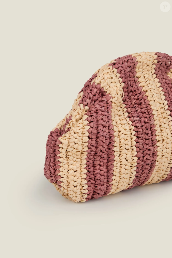 A Bolsa Clutch Palha Listrada é a escolha perfeita para adicionar um toque de elegância natural ao seu look