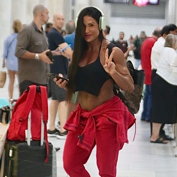 Gracyanne Barbosa atendeu pedido de fã e compartilhou na web foto 'aleatória'