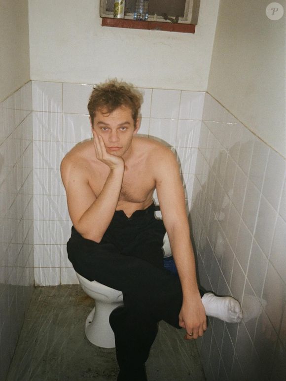 O ator Aidan Scott dispensa a modéstia em suas redes sociais e constantemente surge em fotos com essa, totalmente inusitadas