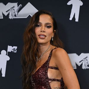 Na maquiagem de Anitta nunca pode faltar o delineado.
