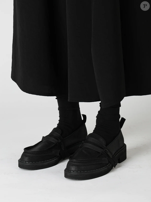 Mocassim de luxo de Yohji Yamamoto custa US$ 860, cerca de R$ 4.460 em conversão direta, e reúne originalidade, materiais sofisticados e conforto em um modelo pensado para atravessar temporadas