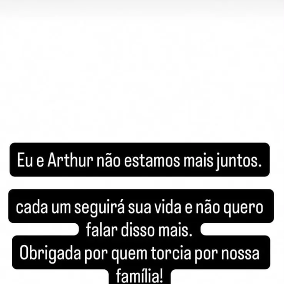 "Eu e o Arthur não estamos mais juntos. Cada um seguirá sua vida e não quero falar disso mais", escreveu Jheny Santucci ao anunciar o fim do relacionamento com Arthur Aguiar, segundo a Quem