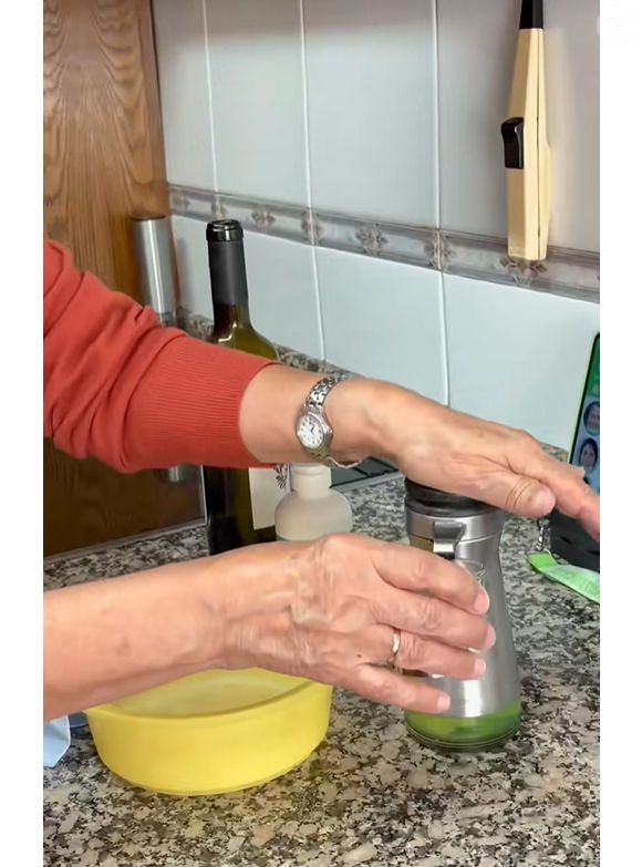 Misture os ingredientes e coloque a mistura sobre a mancha em uma tigela