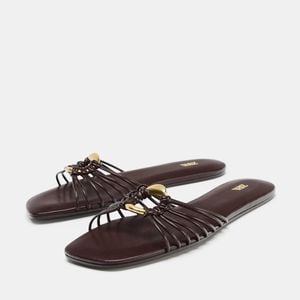 E para aproveitar ao máximo todos esses vestidos descomplicados, nada melhor do que um par de sandálias confortáveis, delicadas e elegantes que combinem com todos eles