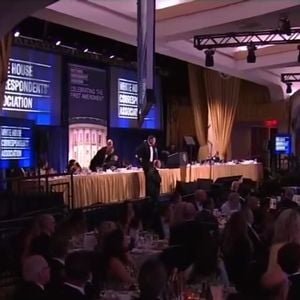 Momento de tensão: convidados se abaixam após disparos durante evento com autoridades nos Estados Unidos