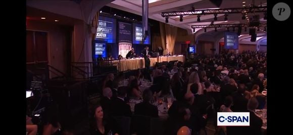 Momento de tensão: convidados se abaixam após disparos durante evento com autoridades nos Estados Unidos