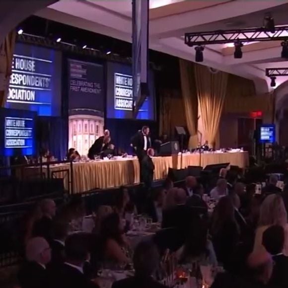 Momento de tensão: convidados se abaixam após disparos durante evento com autoridades nos Estados Unidos