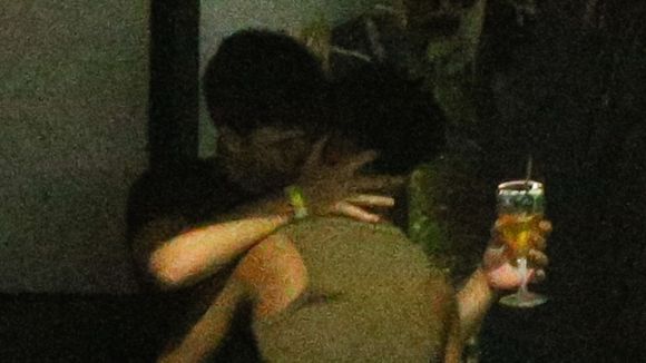 Sardinha de 'Vale Tudo', Lucas Leto troca beijos com Alvaro, do 'Dança dos Famosos 2025', e esquenta clima em quiosque de praia. Fotos!