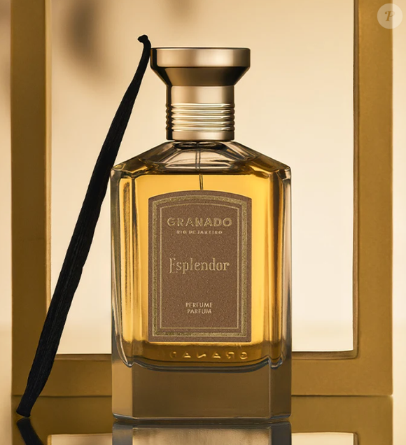 Perfume Esplendor, da Granado (75ml), exala sofisticação com notas orientais e ambaradas de baunilha, além de nuances florais de rosa, peônia, cashmeran e âmbar em sua composição.