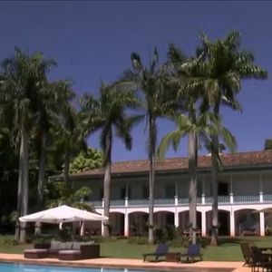 Na área externa, Ana Maria Braga conta com espaço gourmet, mas também se dedica à criação de animais