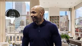 Campeão da Copa de 1998, Thierry Henry coloca à venda seu espetacular apartamento de cobertura em Manhattan: 560 m², vista de 360 graus; o campeão mundial pode embolsar uma pequena fortuna