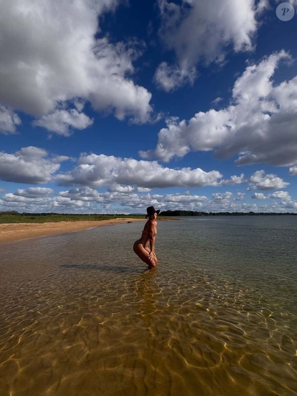 Ivete Sangalo publicou novas fotos de biquíni durante as férias e chamou atenção dos seguidores ao exibir boa forma em registros no Vale do São Francisco