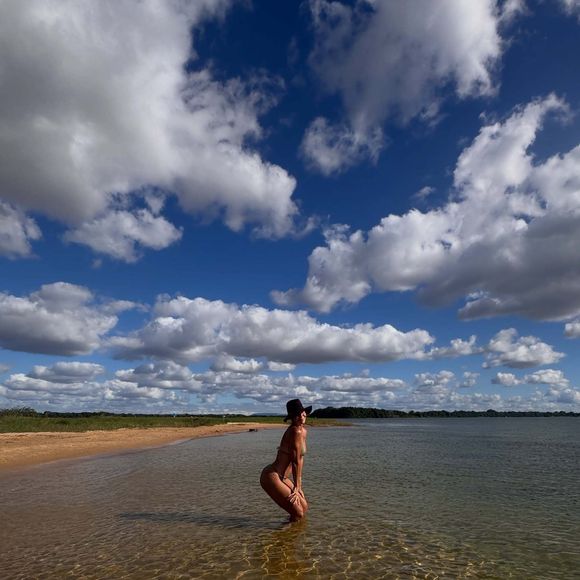 Ivete Sangalo publicou novas fotos de biquíni durante as férias e chamou atenção dos seguidores ao exibir boa forma em registros no Vale do São Francisco
