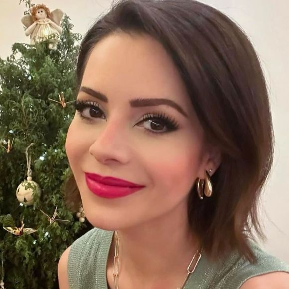 Novo visual de Sandy chamou a atenção dos admiradores na web.