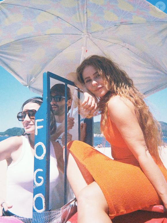 Nos cliques, ela aparece em dias ensolarados, posando de biquíni e aproveitando momentos de descanso, além de mostrar um pouco da rotina profissional