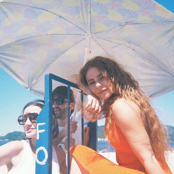 Nos cliques, ela aparece em dias ensolarados, posando de biquíni e aproveitando momentos de descanso, além de mostrar um pouco da rotina profissional