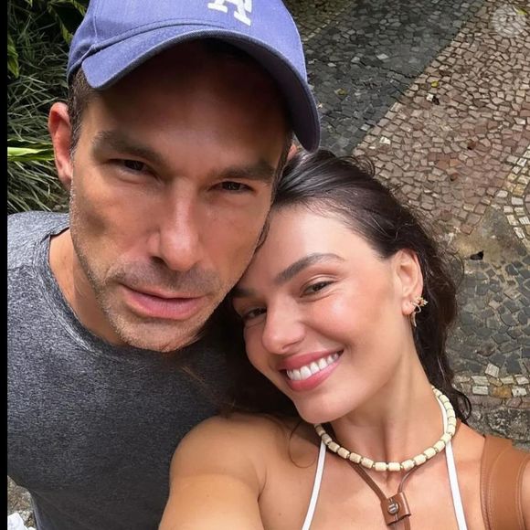 Isis Valverde e Marcus Buaiz também pediram mimos para mobiliar a casa. Entre eles, kit para vinhos, travesseiros, aspirador de pó, adega, TV, fogão e coifa