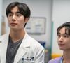 No hospital, ele conta com o apoio do residente Yang Jae-won (Choo Young-woo) e da enfermeira Cheon Jang-mi (Ha Young)