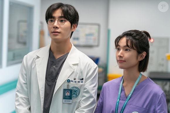 No hospital, ele conta com o apoio do residente Yang Jae-won (Choo Young-woo) e da enfermeira Cheon Jang-mi (Ha Young)