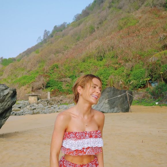 Jade Picon exibe conjuntinho estampado que é a cara do verão