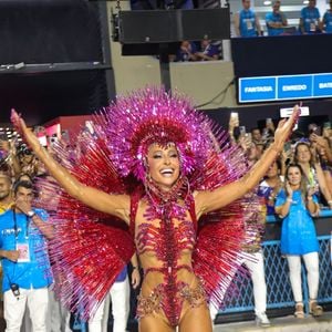 Dentre as rainhas de bateria veterana, está Sabrina Sato, há mais de 10 anos à frente da  Vila Isabel.