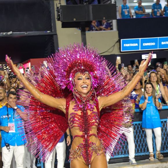 Dentre as rainhas de bateria veterana, está Sabrina Sato, há mais de 10 anos à frente da  Vila Isabel.