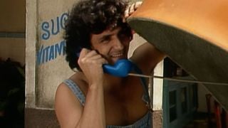 Mulher, homem ou algo mais: com quem Gino fala ao telefone em 'Rainha da Sucata'? Segredo do filho de Armênia aterroriza a mãe e vira grande mistério