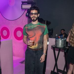 João Guilherme prestigia o irmão, Zé Felipe, em show no Rio usando camiseta vintage da grife Jean Paul Gaultier avaliada em mais de R$ 3 mil