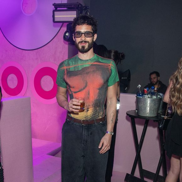 João Guilherme prestigia o irmão, Zé Felipe, em show no Rio usando camiseta vintage da grife Jean Paul Gaultier avaliada em mais de R$ 3 mil