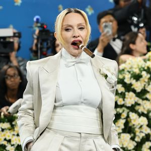 Com look Tom Ford e charuto aceso, Madonna reafirma seu reinado no Met Gala 2025 e vira um dos maiores destaques da noite com um smooking off-white