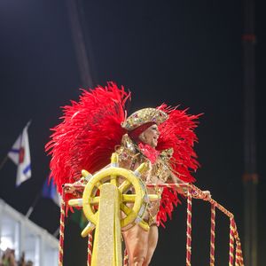 Viviane Araujo subiu em um pequeno alegórico em forma de navio pirata