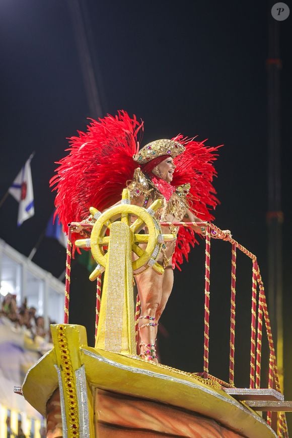 Viviane Araujo subiu em um pequeno alegórico em forma de navio pirata