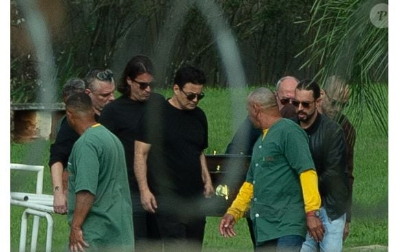 Parceiro de Rick na dupla por quatro décadas, Renner esteve ao lado do cantor durante o velório e carregou o caixão para o sepultamento