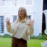 A mansão de Margot Robbie no filme 'O Morro dos Ventos Uivantes' é um conto de fadas gótico com sala de jantar gigantesca e jardim sensorial exuberante