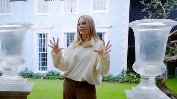 A mansão de Margot Robbie no filme 'O Morro dos Ventos Uivantes' é um conto de fadas gótico com sala de jantar gigantesca e jardim sensorial exuberante