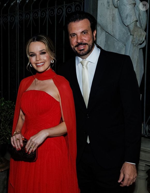 Thaeme e o esposa Fabio chegam para casamento do Thiago e Geórgia