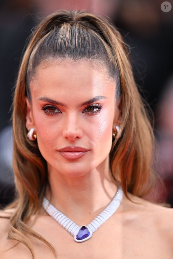 Famosas no Festival de Cannes 2025 comprovam que lápis de olho preto na linha d'água está de volta