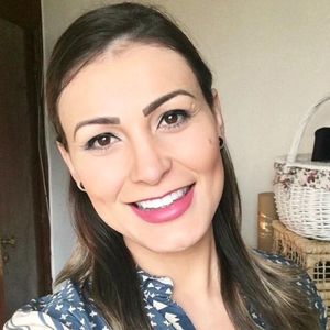 Cabelo natural de Andressa Urach é neste tom castanho médio