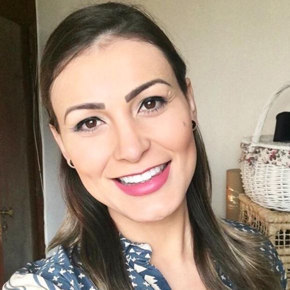 Cabelo natural de Andressa Urach é neste tom castanho médio