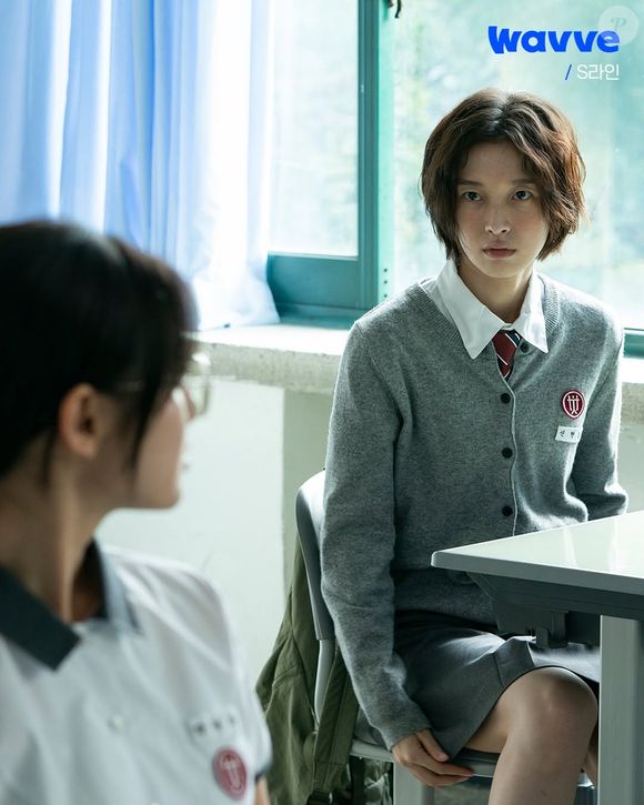 Arin, estrela do grupo de K-pop OH MY GIRL, vive a jovem Hyun-heup, que nasceu com a rara habilidade de ver as 'Linhas S' sem a ajuda de tecnologia