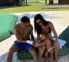 Neymar postou uma foto com Bruna Biancardi e Mavie, primeira filha do casal. A família está atualmente em Mangaratiba, onde o craque tem uma mansão