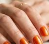 O laranja dopamina ganha força nas unhas curtas com a chegada da primavera. Vibrante, luminoso e com acabamento glossy e metalizado, o tom valoriza o bronzeado e deixa a manicure mais alegre